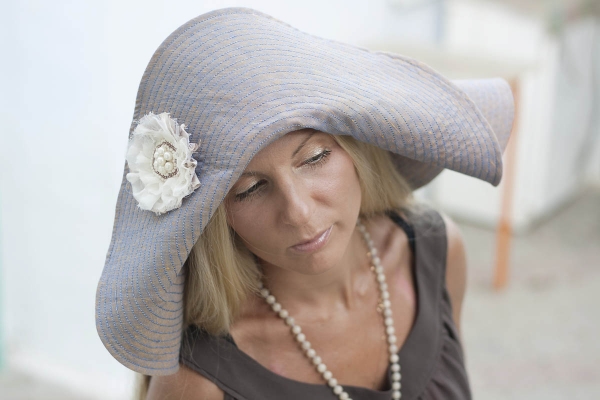 Wide-brimmed lilac hat